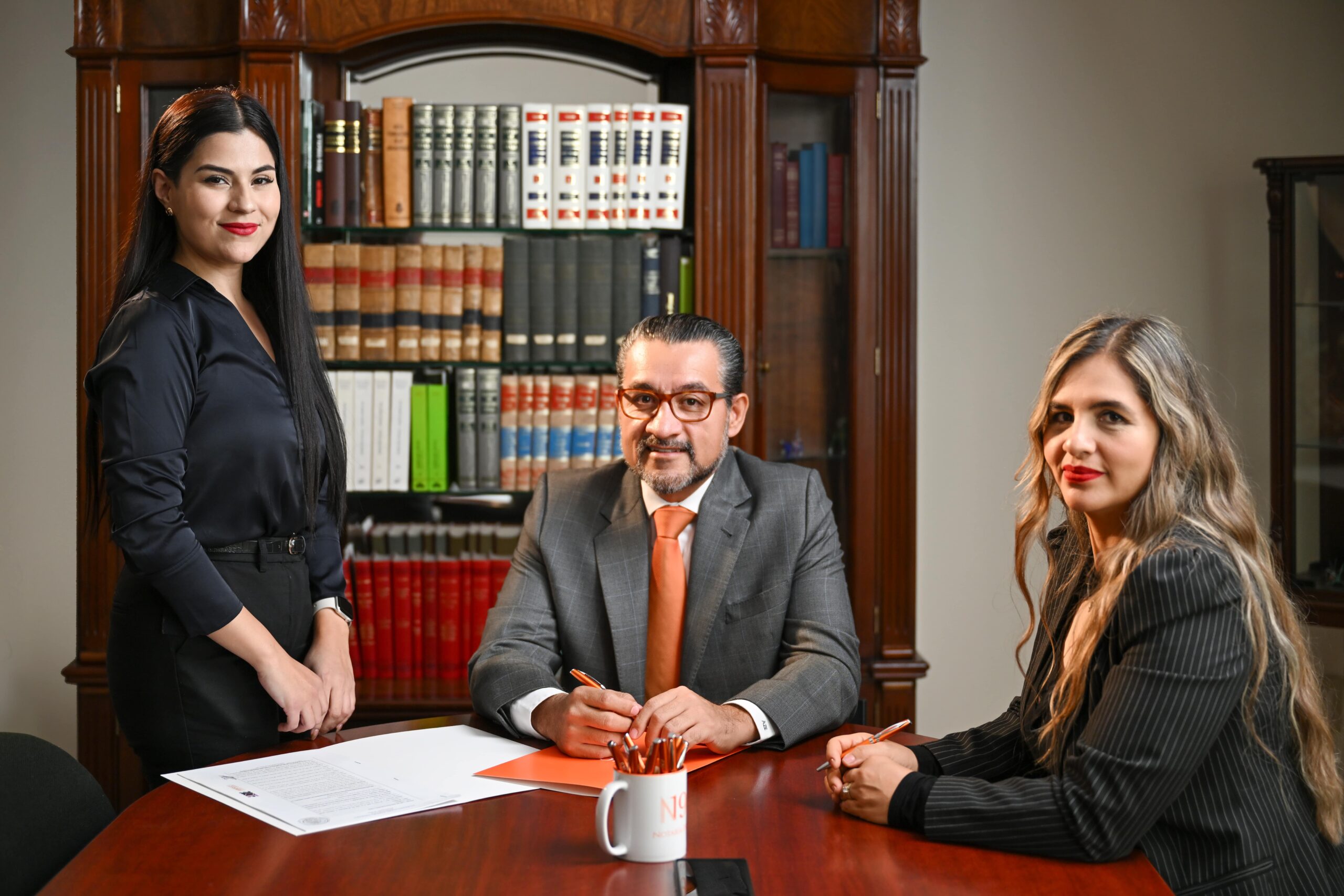 Hombre escribiendo con pluma, servicios notaría 19