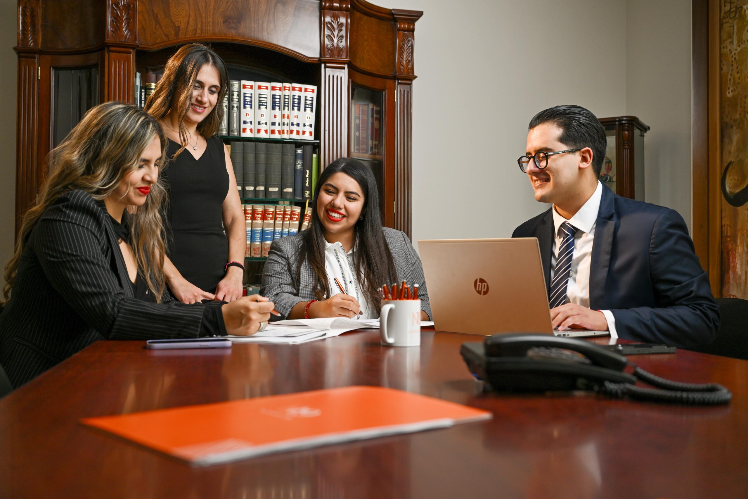 Conectamos contigo a través de la educación